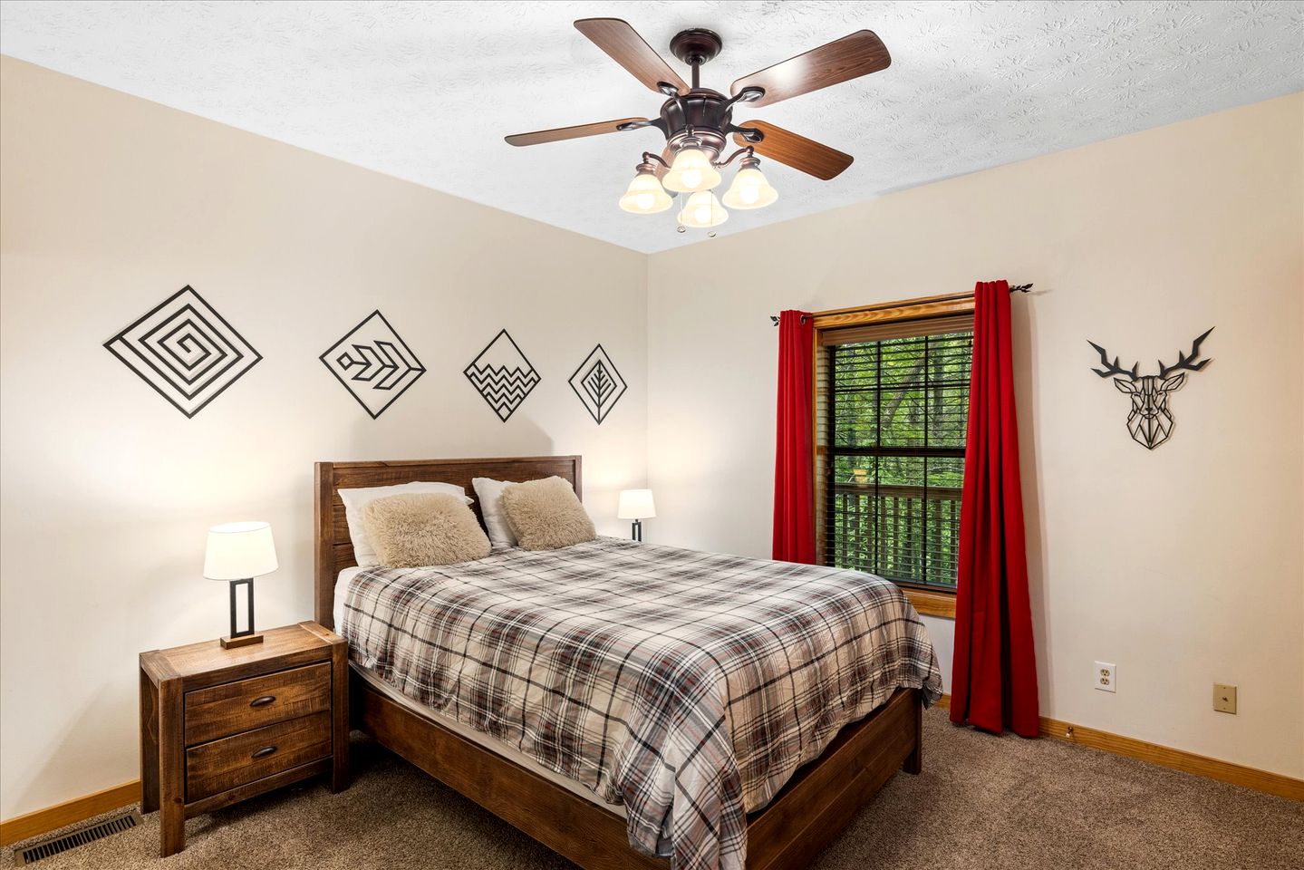 Idyllic Rental Cabin with Hot Tub, Deck, and Pool Table near Smoky Mountains and Gatlinburg, Tennessee