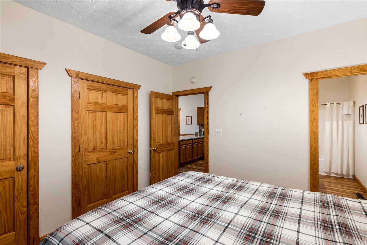 Idyllic Rental Cabin with Hot Tub, Deck, and Pool Table near Smoky Mountains and Gatlinburg, Tennessee