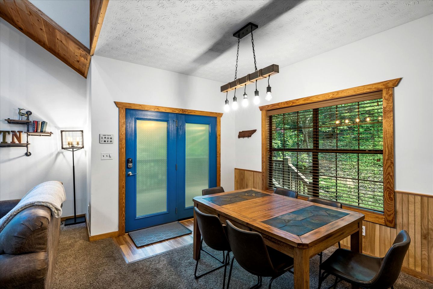 Idyllic Rental Cabin with Hot Tub, Deck, and Pool Table near Smoky Mountains and Gatlinburg, Tennessee