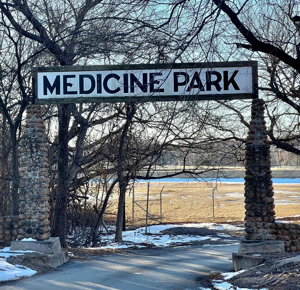 Charming Tiny House with Rooftop Deck near Wichita Mountains in Medicine Park, OK