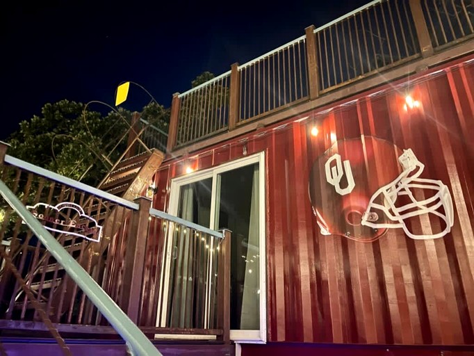 Charming Tiny House with Rooftop Deck near Wichita Mountains in Medicine Park, OK