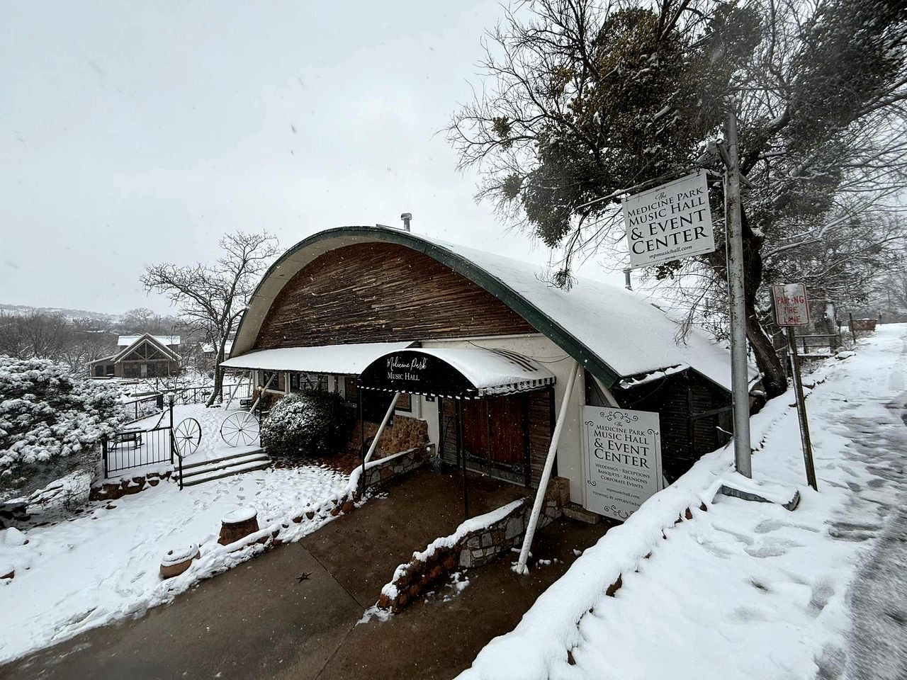 Charming Tiny House with Rooftop Deck near Wichita Mountains in Medicine Park, OK