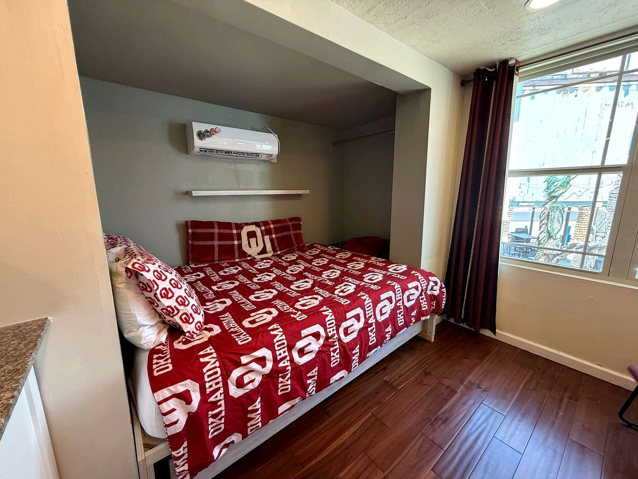 Charming Tiny House with Rooftop Deck near Wichita Mountains in Medicine Park, OK