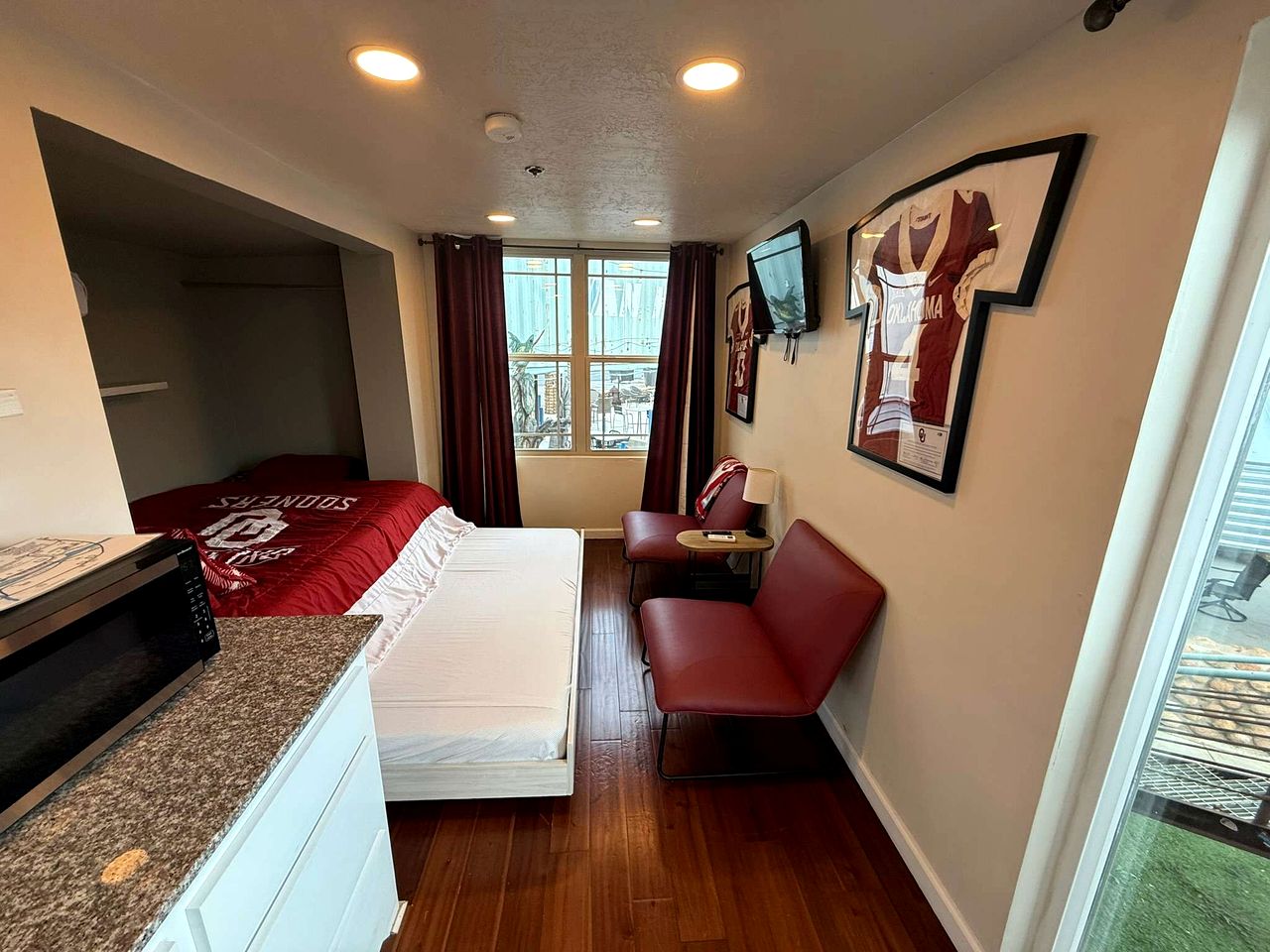 Charming Tiny House with Rooftop Deck near Wichita Mountains in Medicine Park, OK