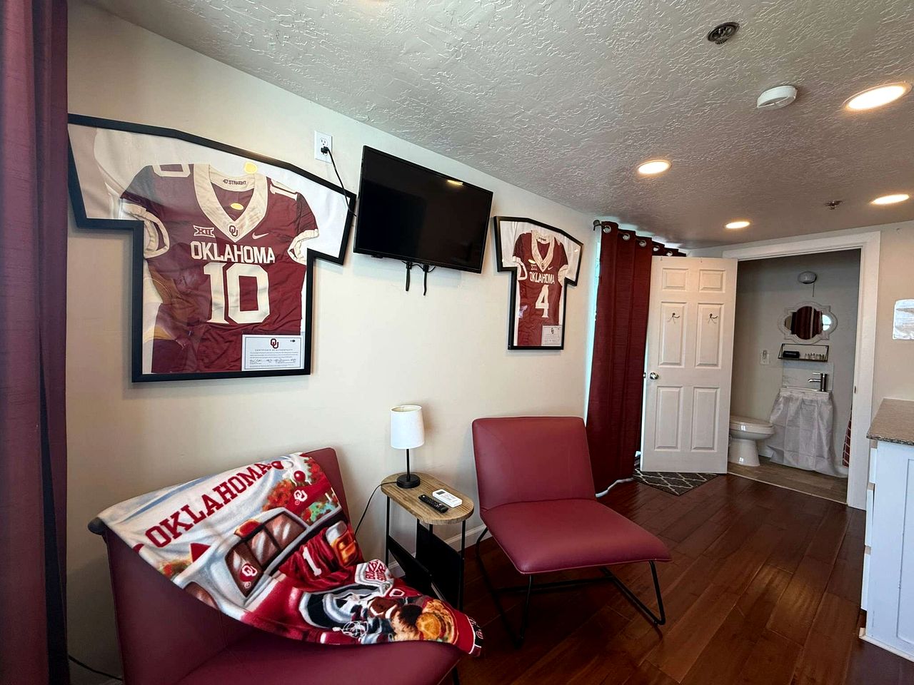 Charming Tiny House with Rooftop Deck near Wichita Mountains in Medicine Park, OK