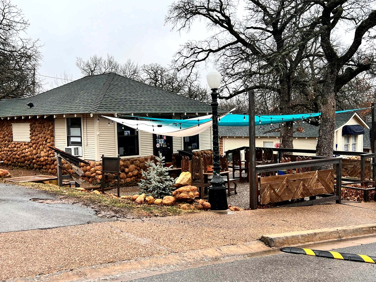 Cozy Tiny House with Rooftop Deck near Wichita Mountains in Medicine Park, Oklahoma