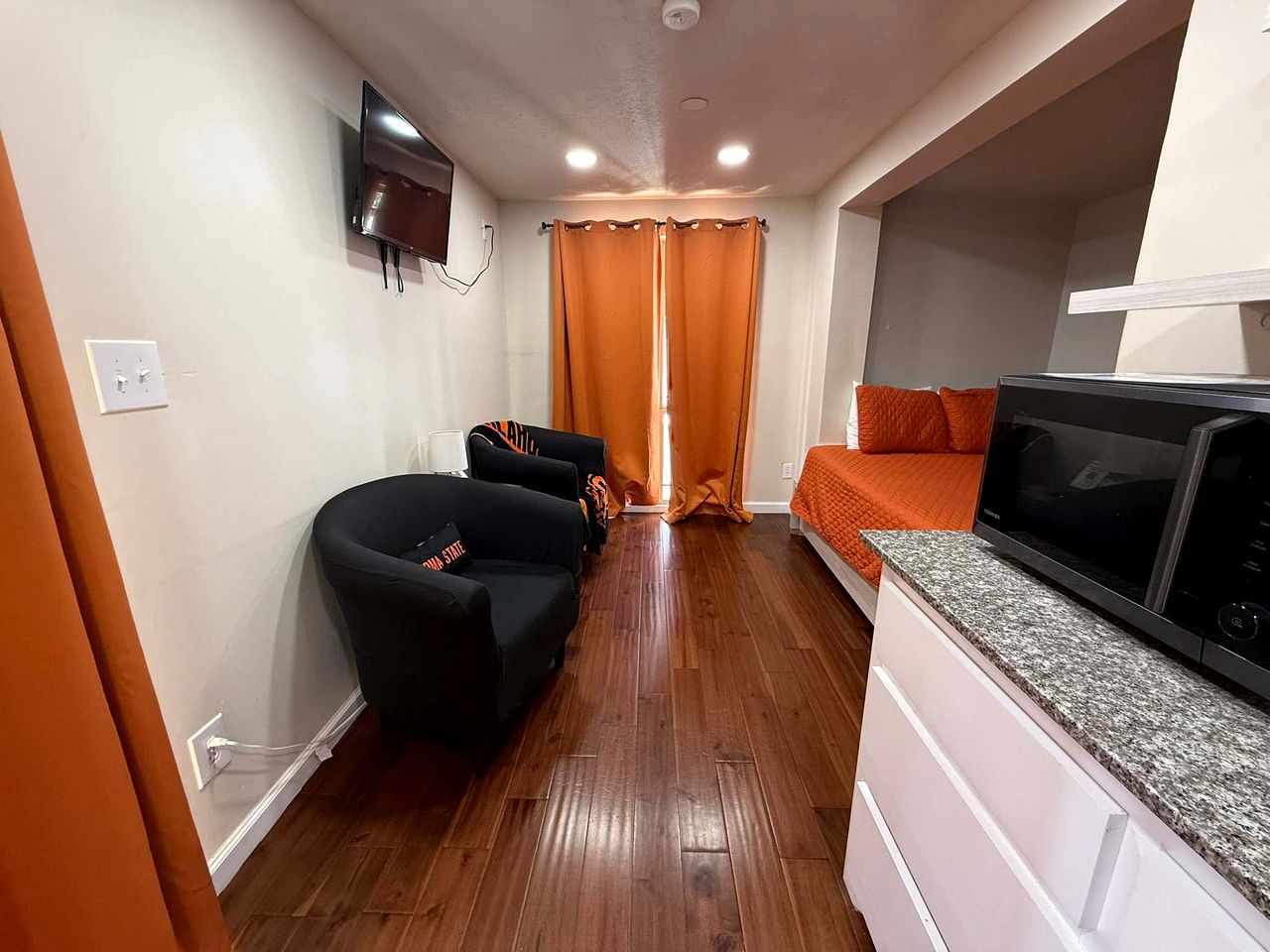 Cozy Tiny House with Rooftop Deck near Wichita Mountains in Medicine Park, Oklahoma