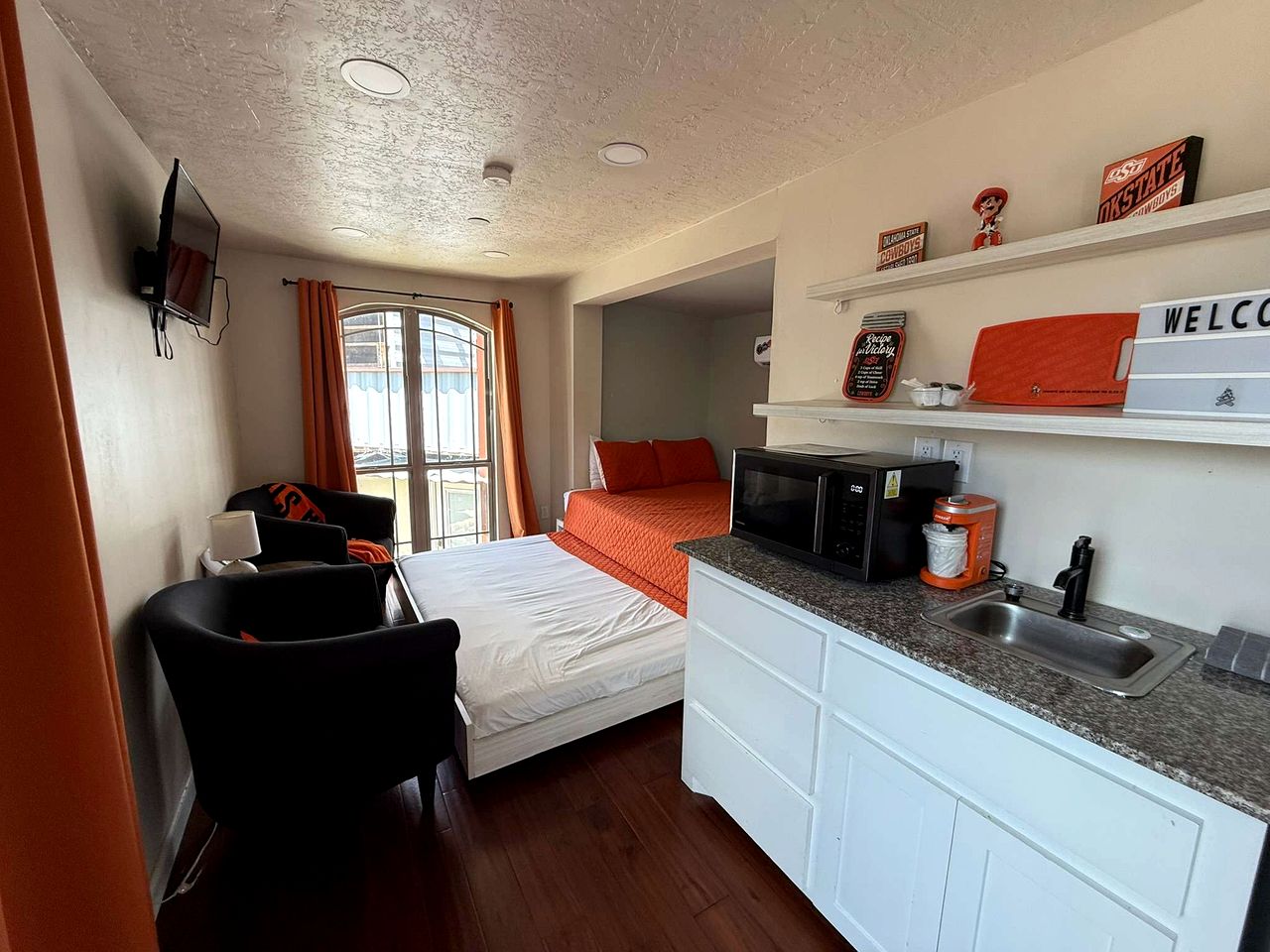 Cozy Tiny House with Rooftop Deck near Wichita Mountains in Medicine Park, Oklahoma