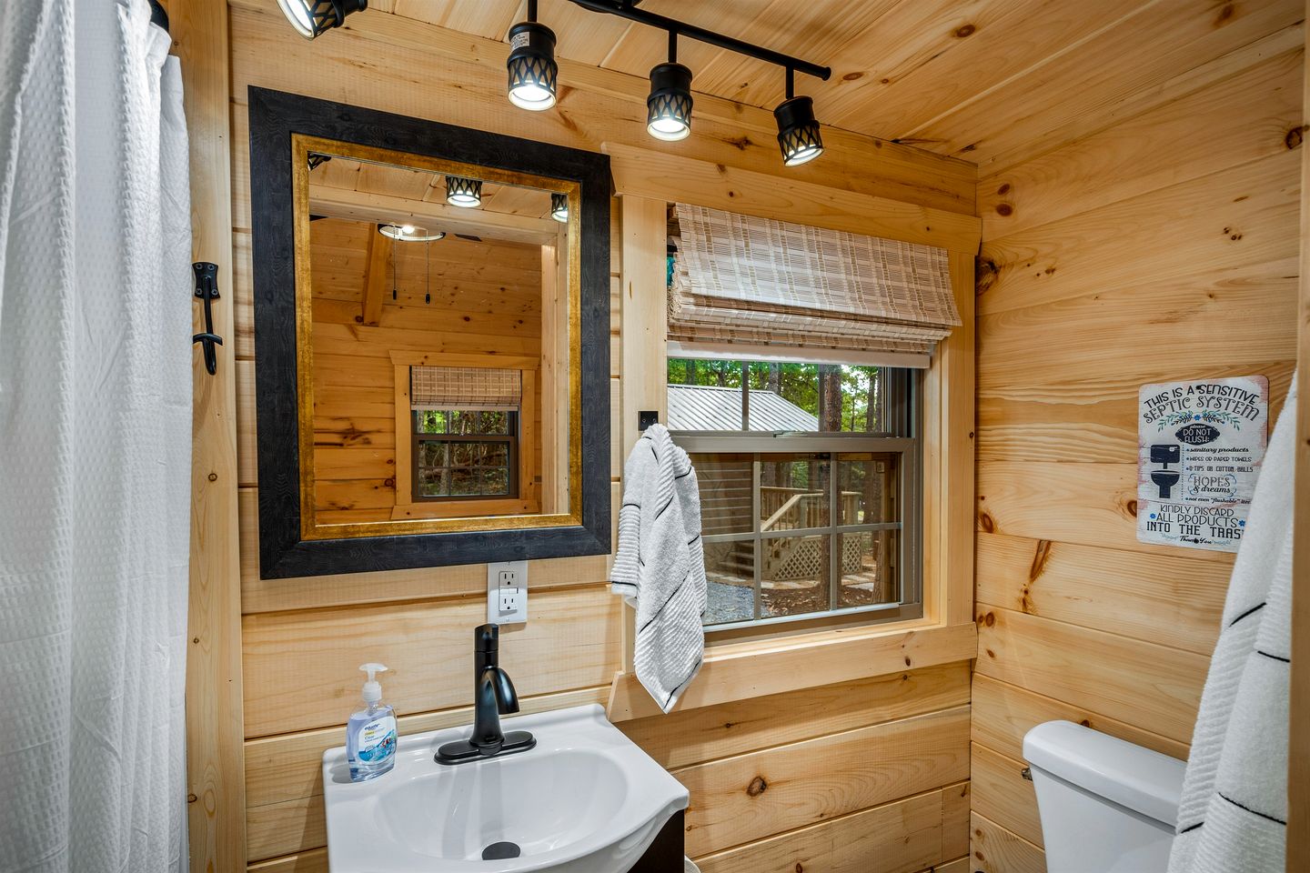 Cozy Woodland Cabin Escape for Families, Friends & Retreats in Mentone, Alabama