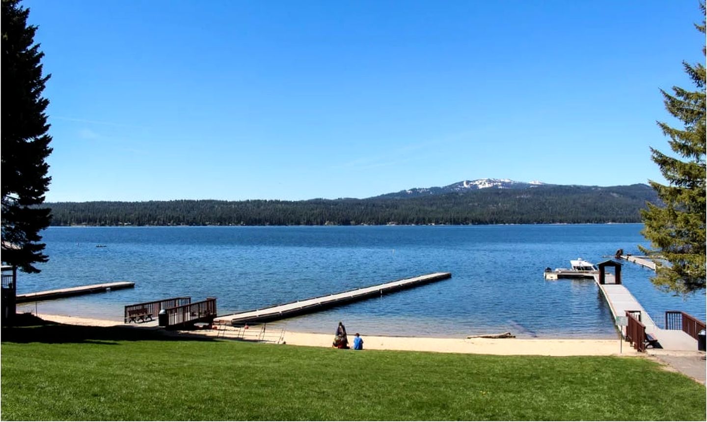 Secluded Lakeside Cabin with Forest Views and Fire Pit Near Cascade, Idaho