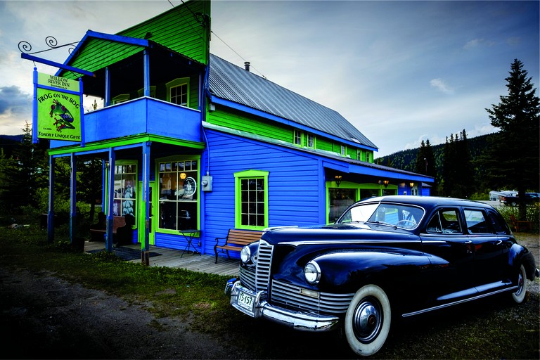 Charming 1930s Heritage Retreat with Mountain-View Balconies in British Columbia, Canada