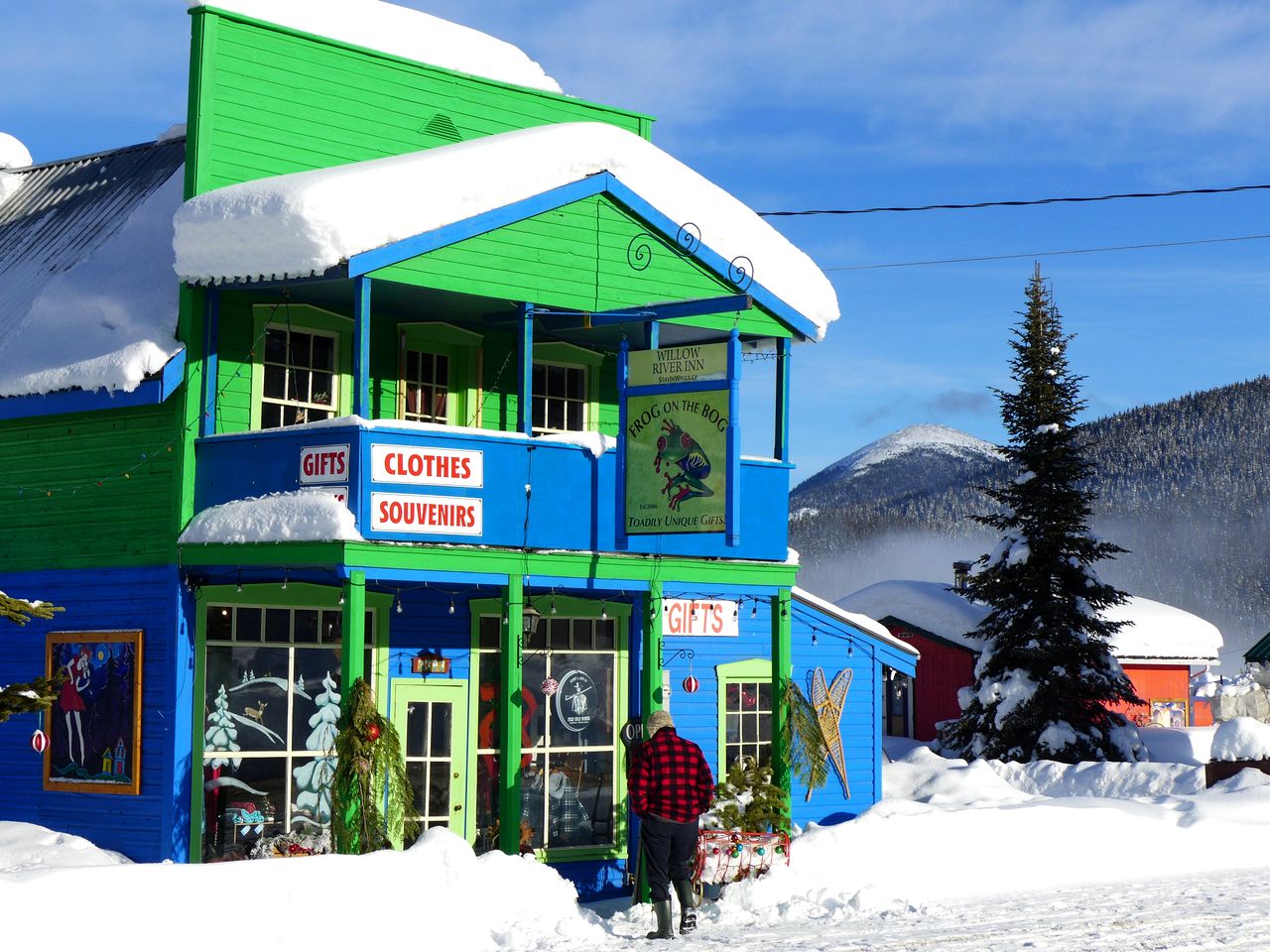 Charming 1930s Heritage Retreat with Mountain-View Balconies in British Columbia, Canada