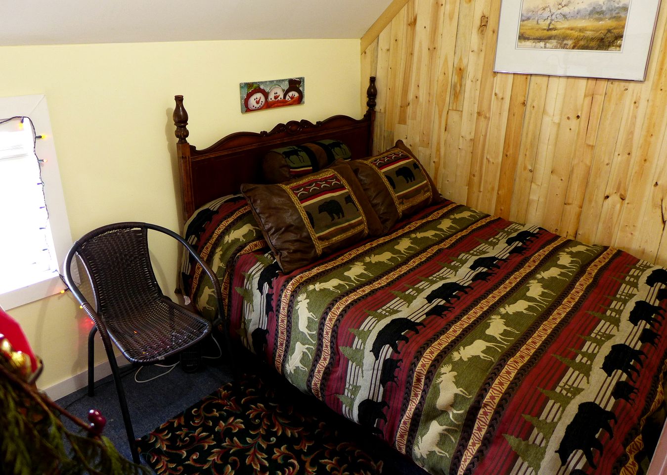 Charming 1930s Heritage Retreat with Mountain-View Balconies in British Columbia, Canada