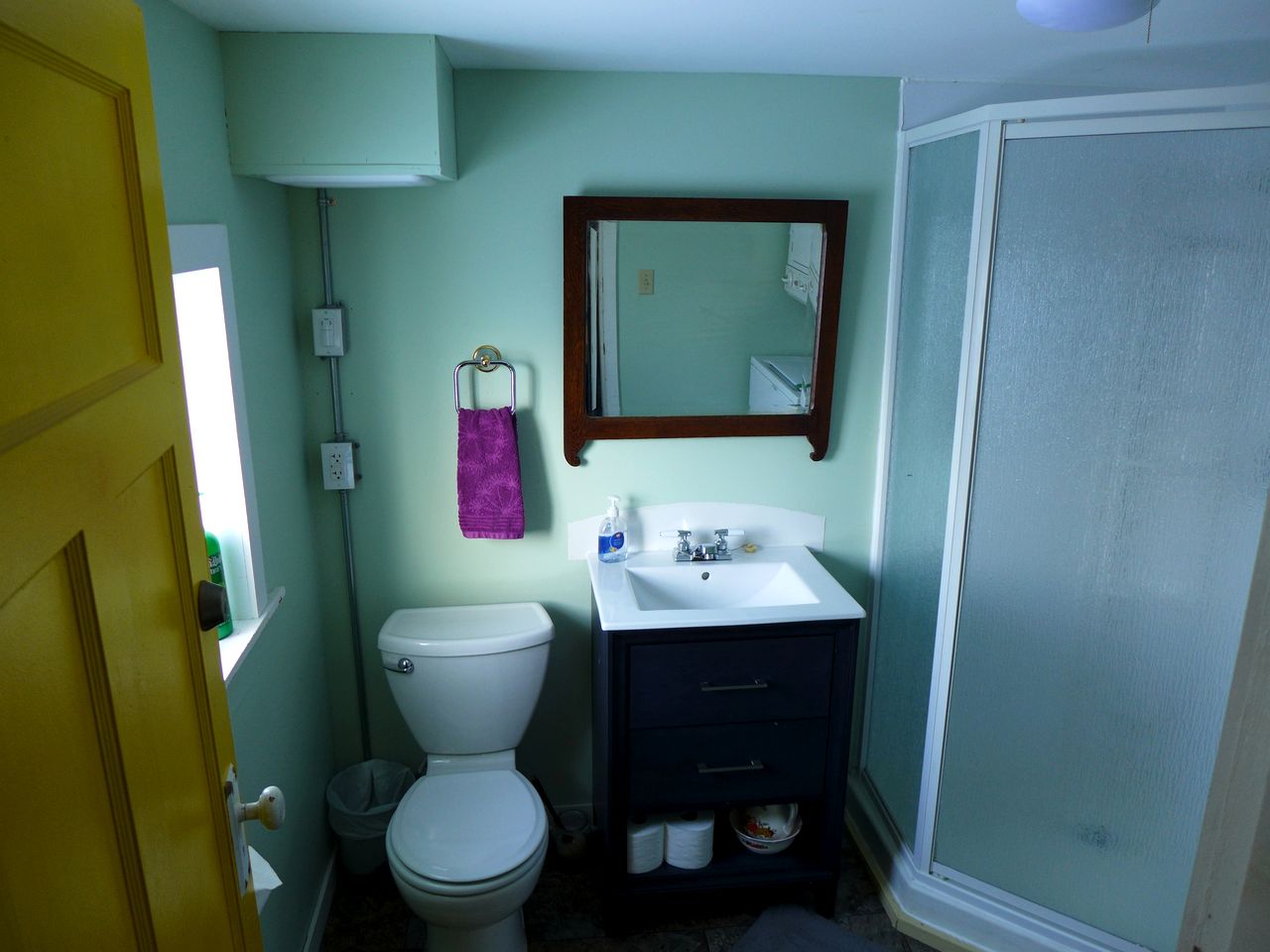 Charming 1930s Heritage Retreat with Mountain-View Balconies in British Columbia, Canada