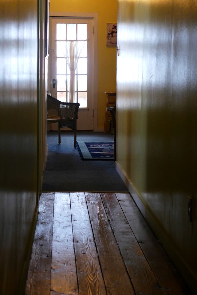 Charming 1930s Heritage Retreat with Mountain-View Balconies in British Columbia, Canada