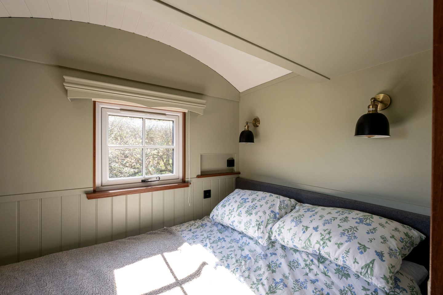 Peaceful Shepherd’s Hut Retreat with Woodland Views in England, United Kingdom