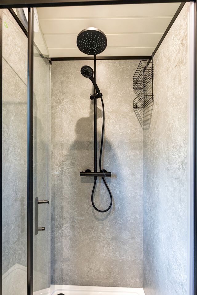 Peaceful Shepherd’s Hut Retreat with Woodland Views in England, United Kingdom