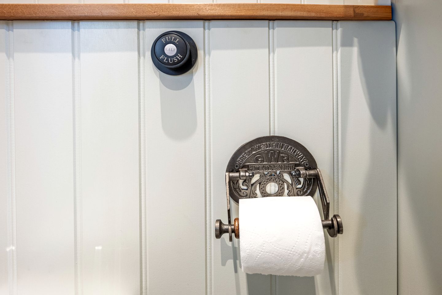 Peaceful Shepherd’s Hut Retreat with Woodland Views in England, United Kingdom