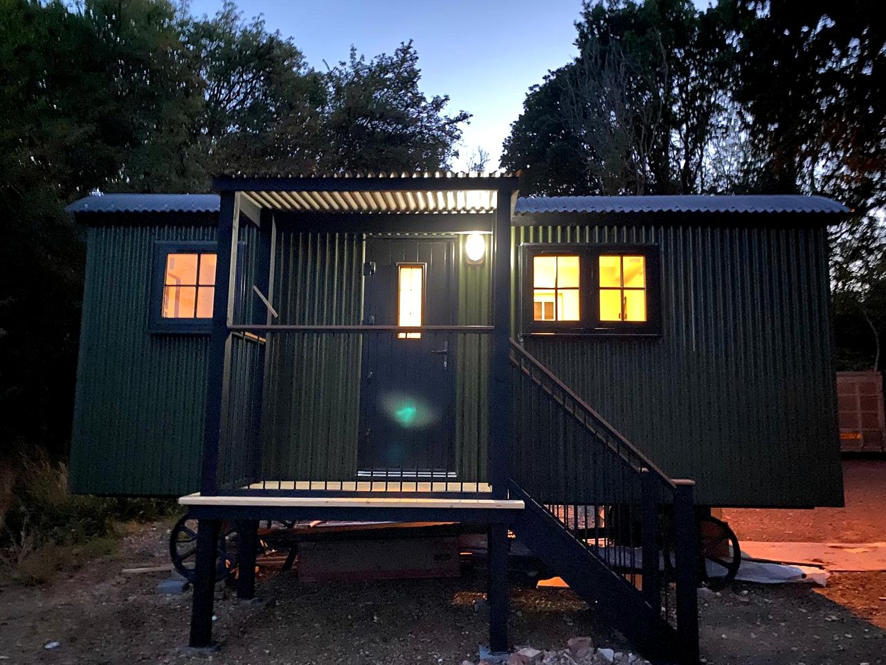 Peaceful Shepherd’s Hut Retreat with Woodland Views in England, United Kingdom