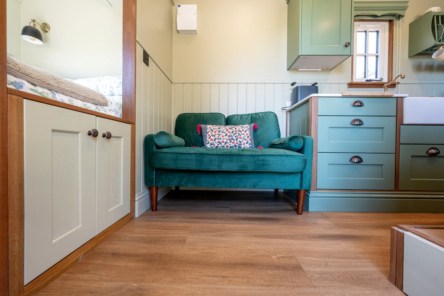 Peaceful Shepherd’s Hut Retreat with Woodland Views in England, United Kingdom