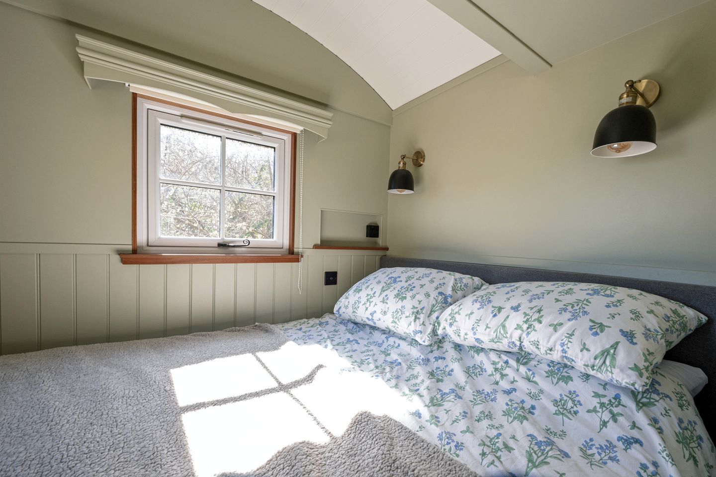 Peaceful Shepherd’s Hut Retreat with Woodland Views in England, United Kingdom