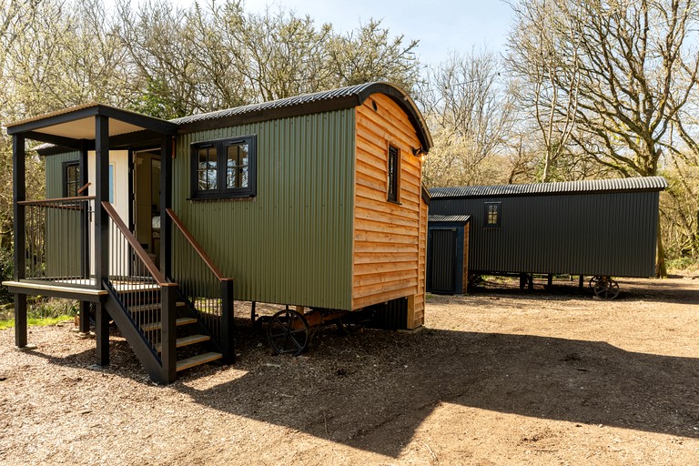 Peaceful Shepherd’s Hut Retreat with Woodland Views in England, United Kingdom