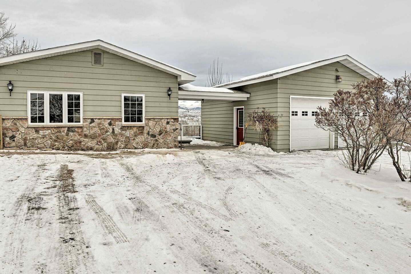 Spacious Dual-Home Mountain Escape with Hot Tub and Creek Views Near Trails in Lander, Wyoming