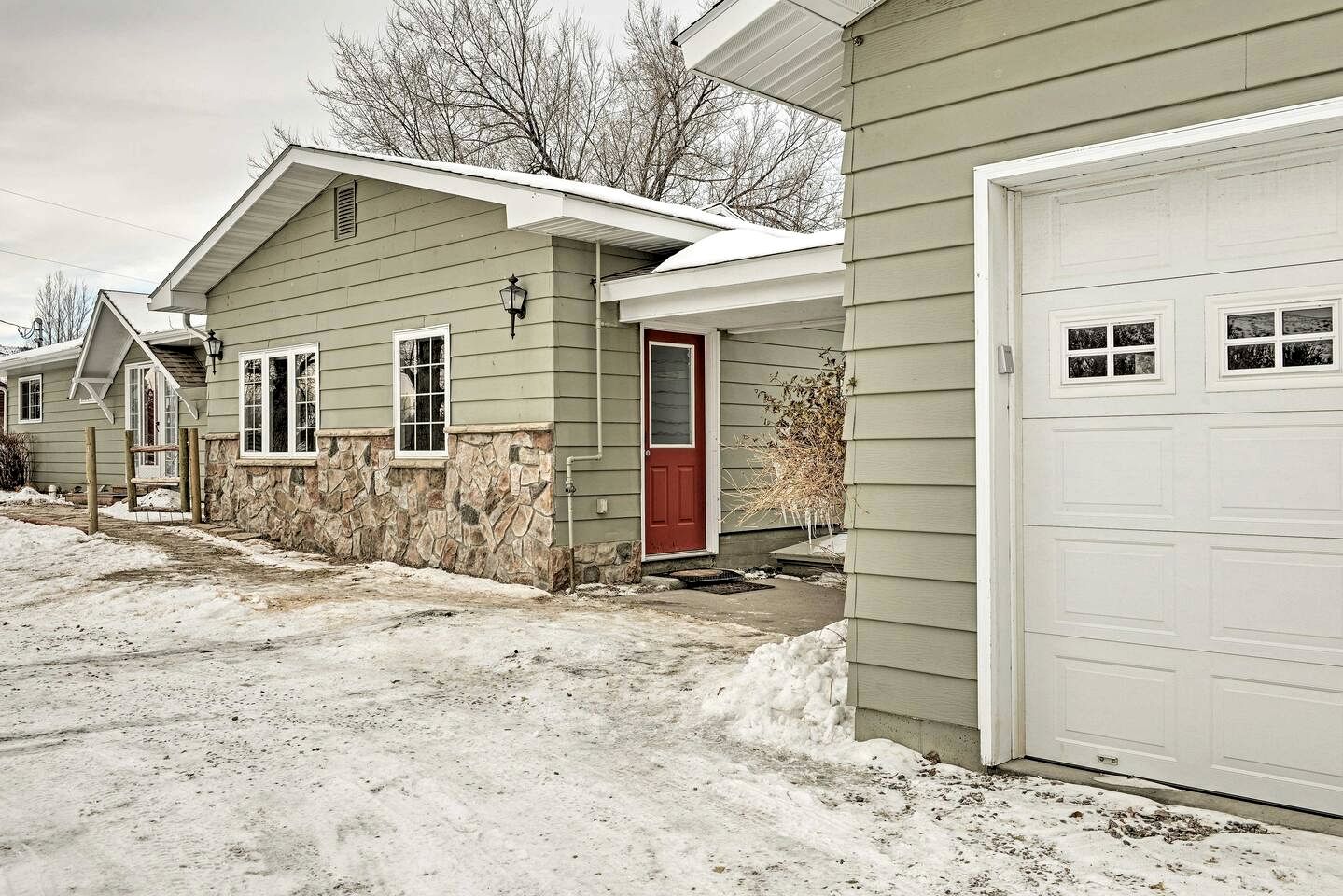 Spacious Dual-Home Mountain Escape with Hot Tub and Creek Views Near Trails in Lander, Wyoming