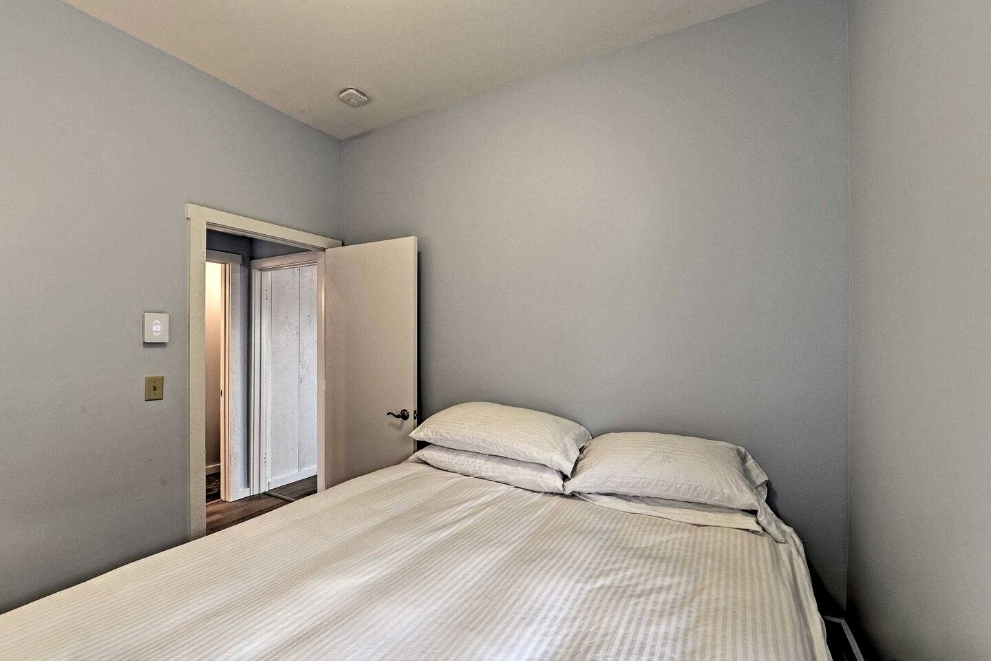 Tranquil Mountain Guesthouse with Hot Tub and Creek Views Near Trails in Lander, Wyoming