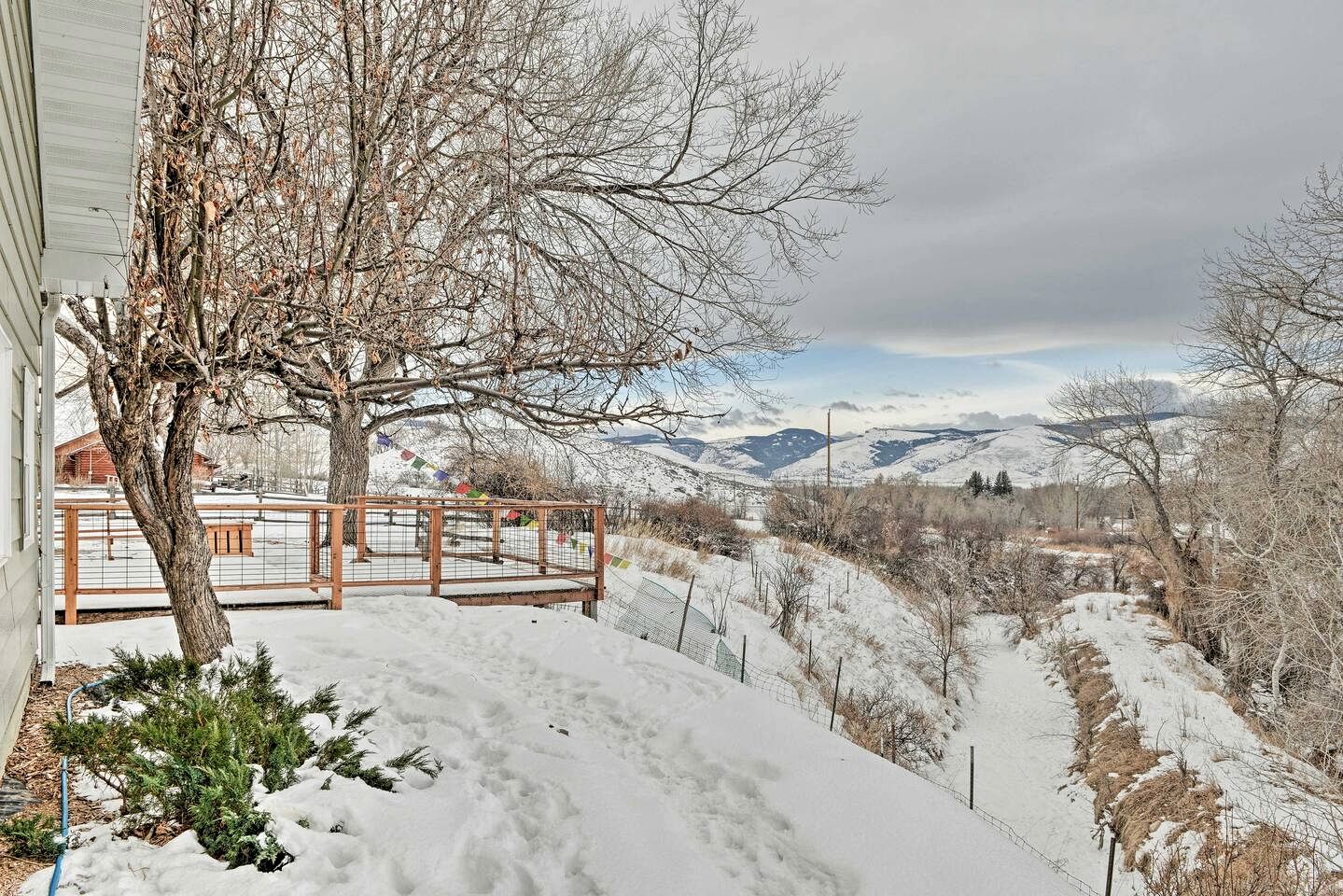 Tranquil Mountain Guesthouse with Hot Tub and Creek Views Near Trails in Lander, Wyoming
