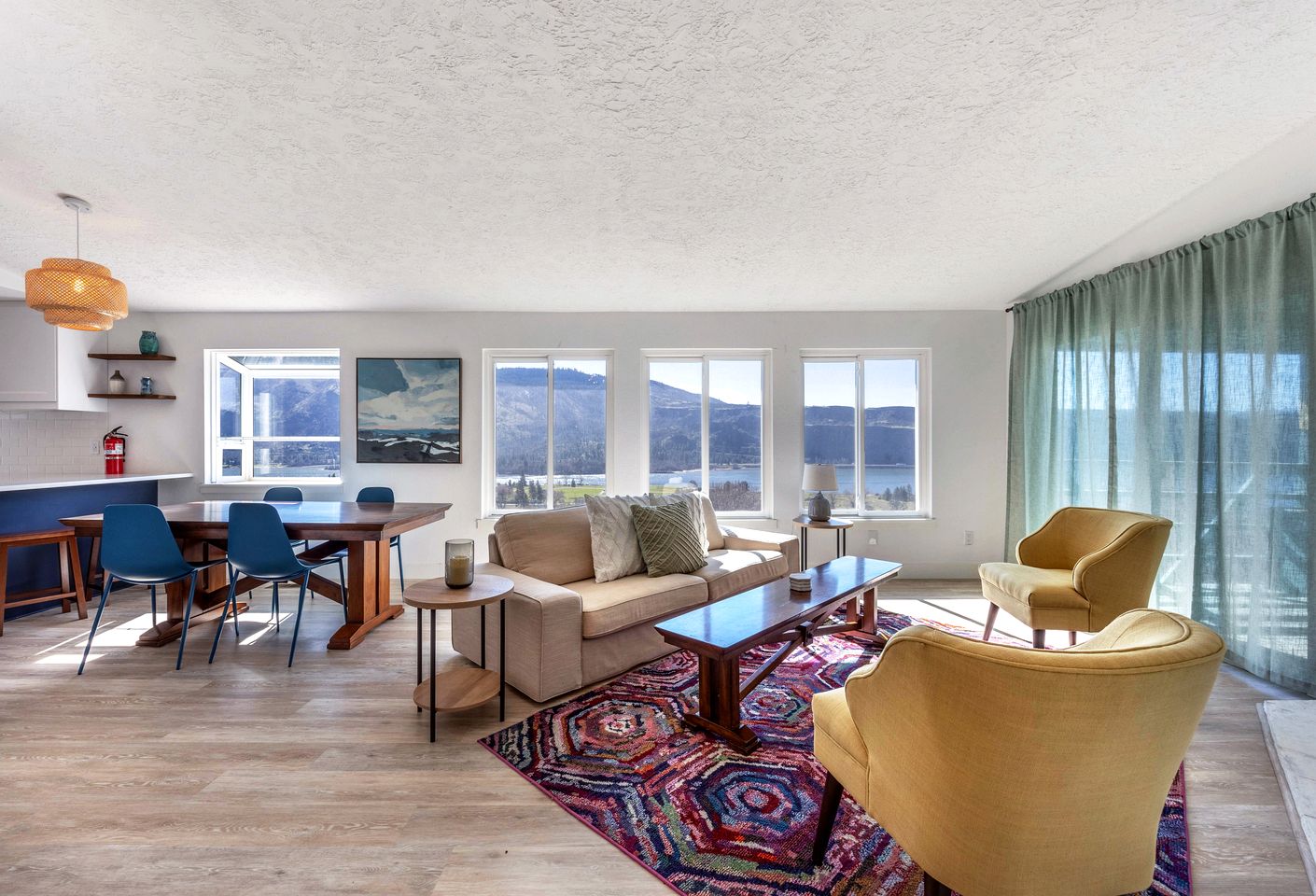 Stunning Contemporary Vacation Rental Overlooking the Columbia Gorge River in Lyle, Washington