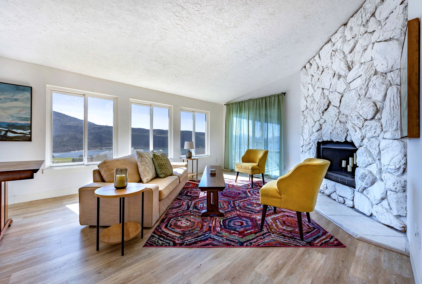 Stunning Contemporary Vacation Rental Overlooking the Columbia Gorge River in Lyle, Washington