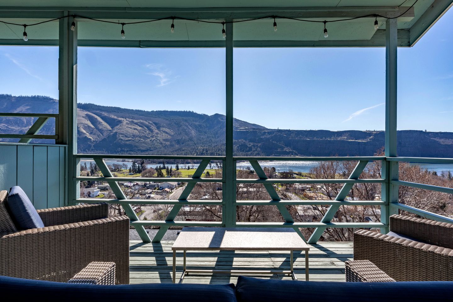 Stunning Contemporary Vacation Rental Overlooking the Columbia Gorge River in Lyle, Washington