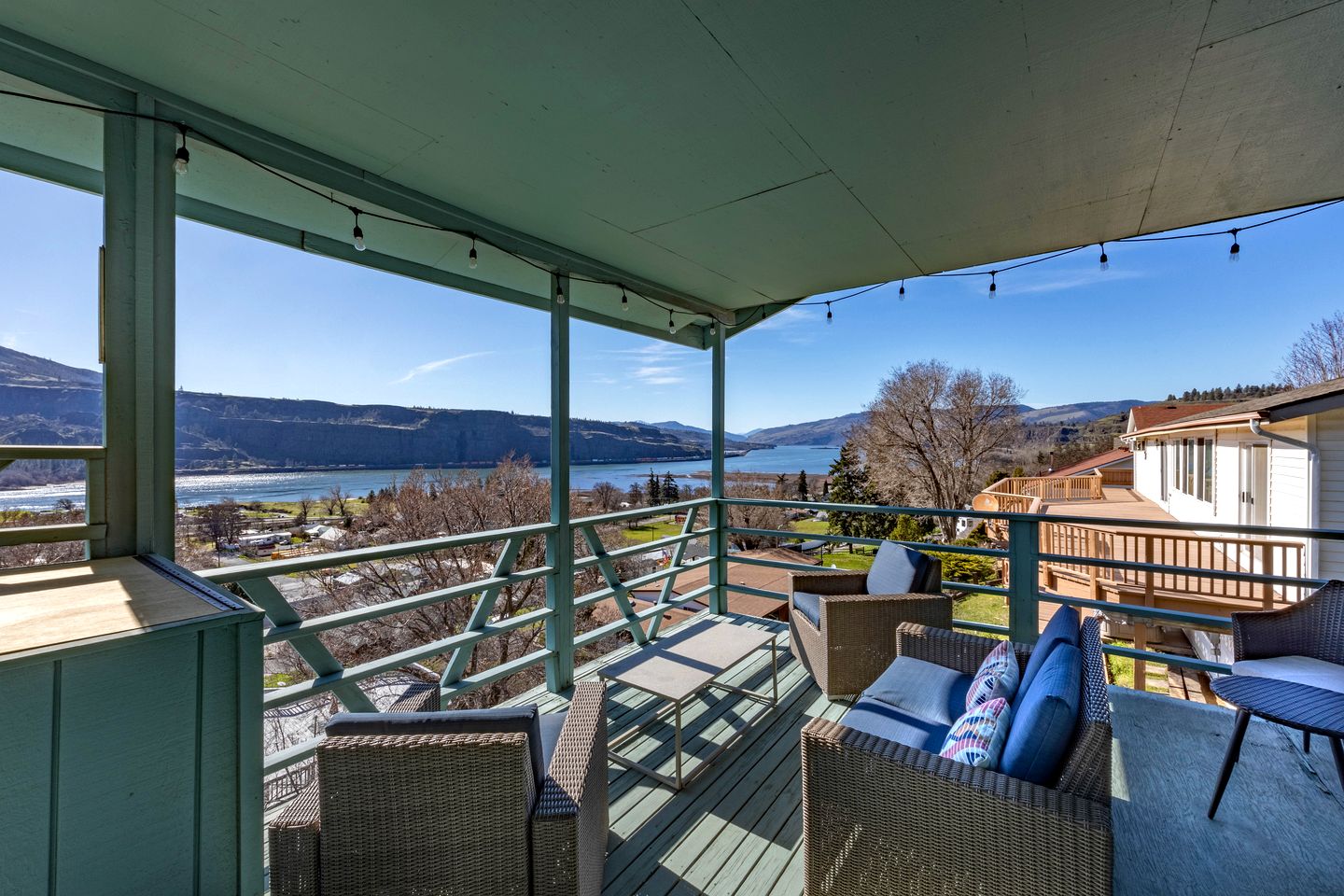 Stunning Contemporary Vacation Rental Overlooking the Columbia Gorge River in Lyle, Washington