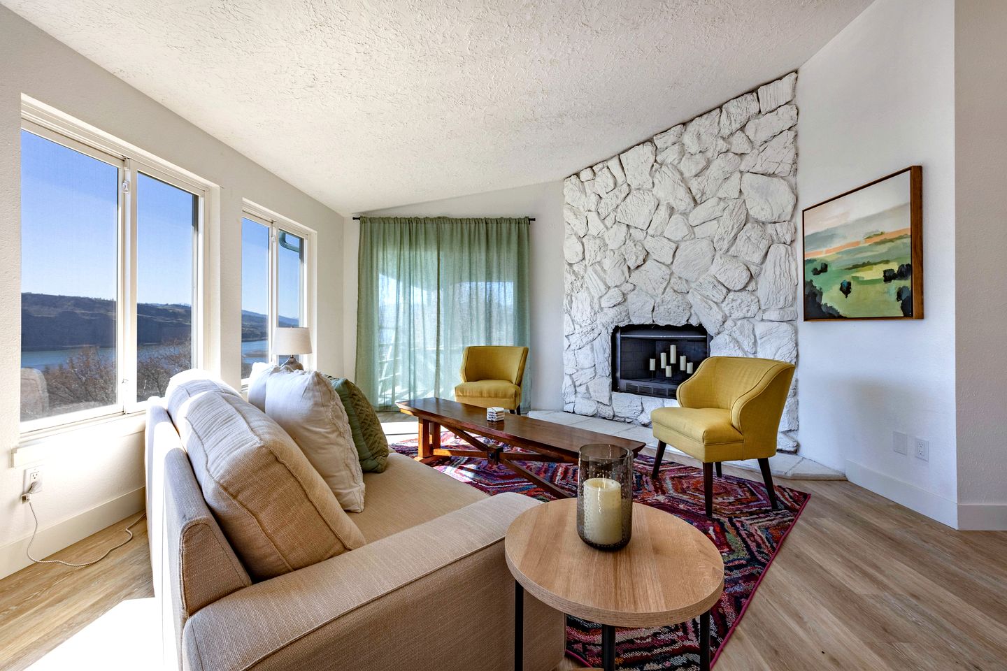 Stunning Contemporary Vacation Rental Overlooking the Columbia Gorge River in Lyle, Washington