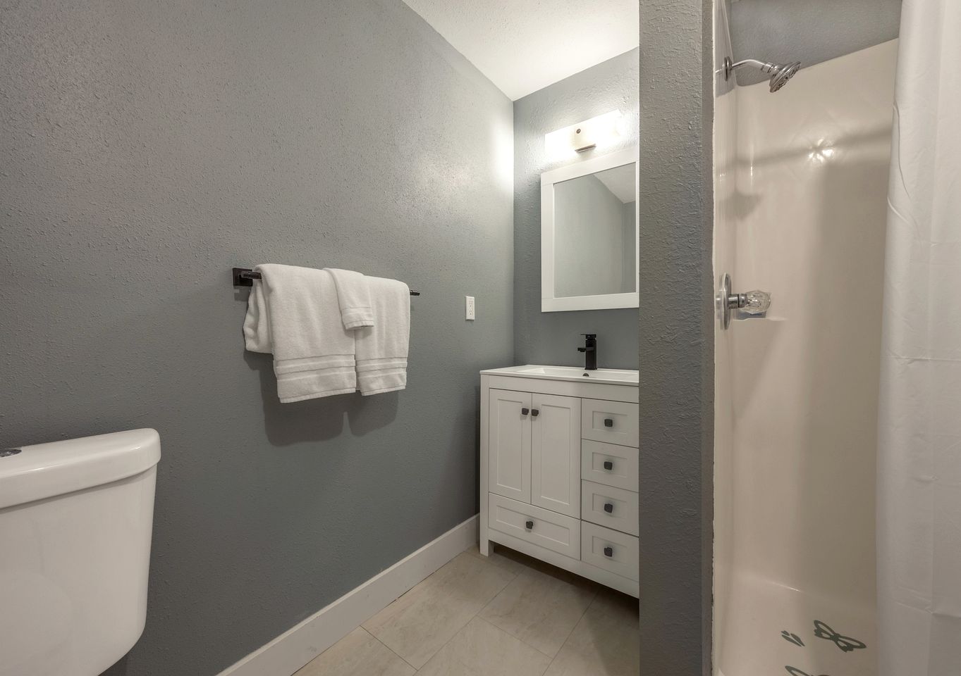 Stunning Contemporary Vacation Rental Overlooking the Columbia Gorge River in Lyle, Washington