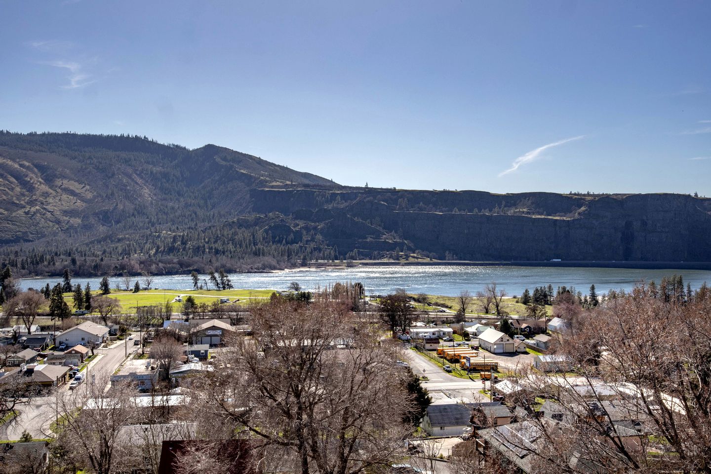 Stunning Contemporary Vacation Rental Overlooking the Columbia Gorge River in Lyle, Washington