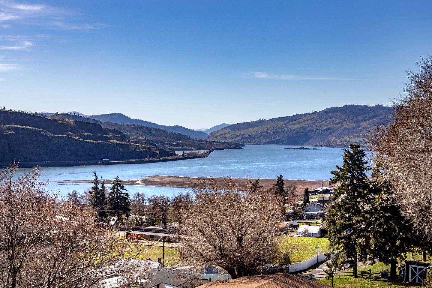 Stunning Contemporary Vacation Rental Overlooking the Columbia Gorge River in Lyle, Washington