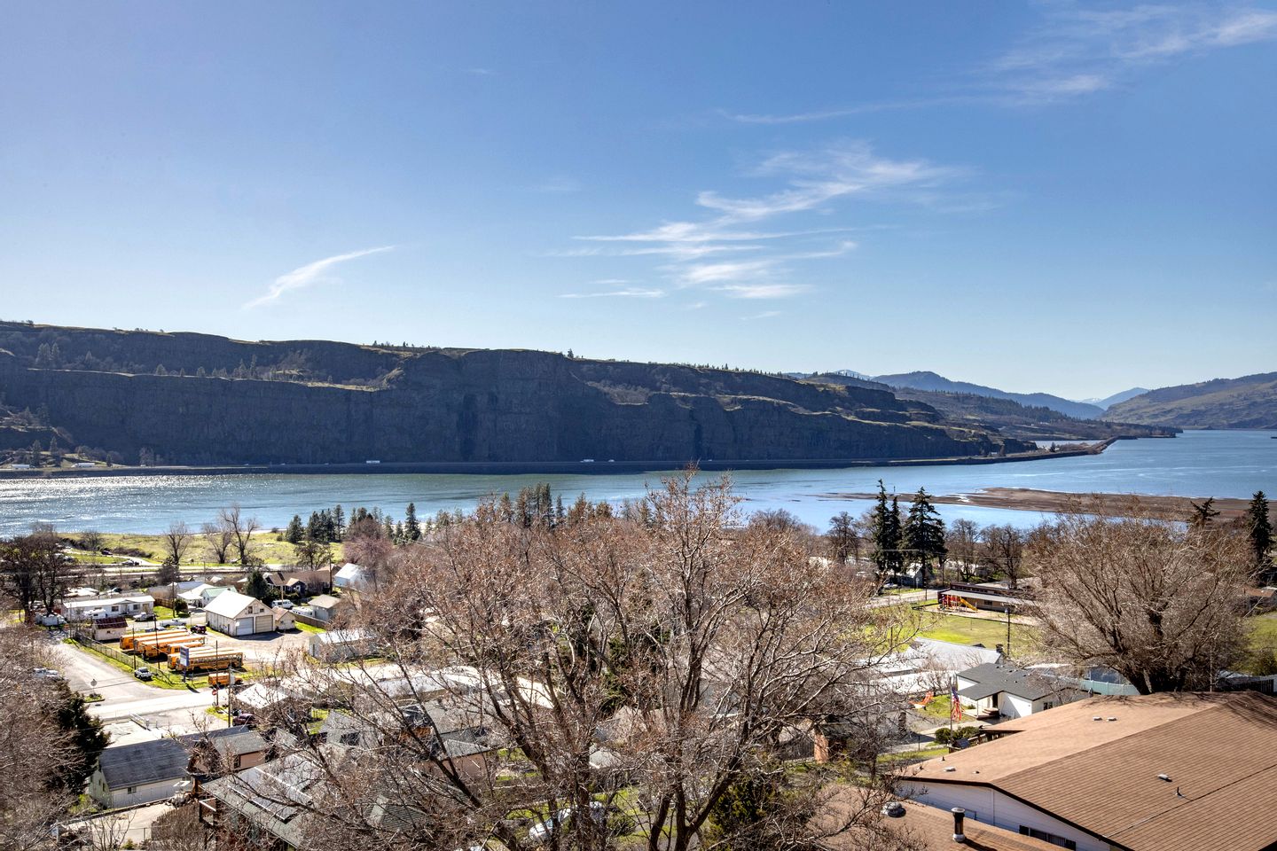 Stunning Contemporary Vacation Rental Overlooking the Columbia Gorge River in Lyle, Washington