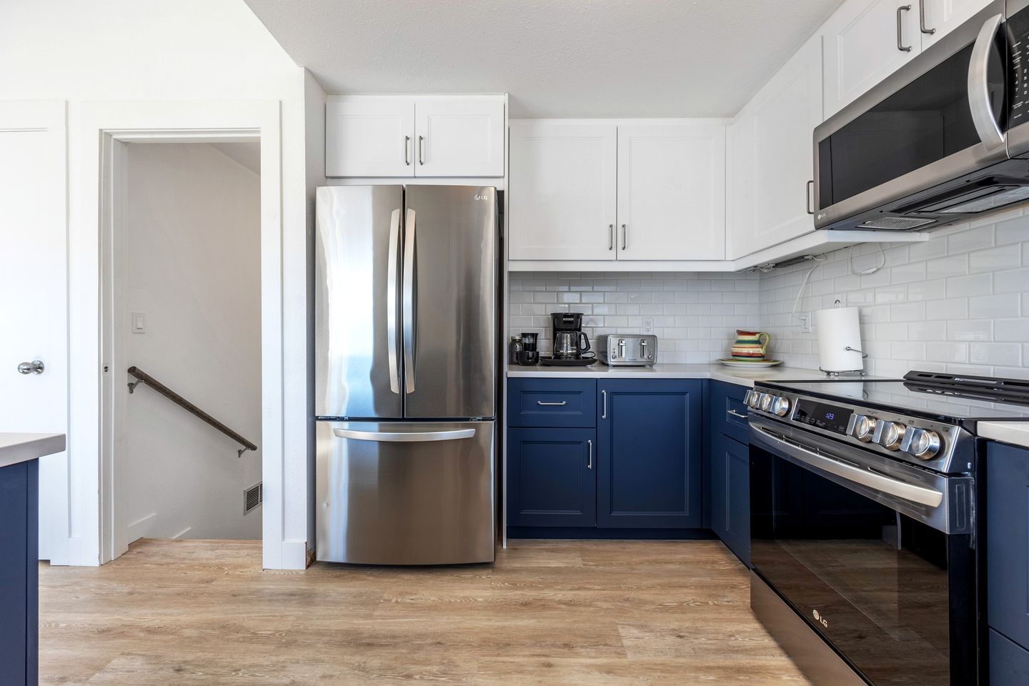 Stunning Contemporary Vacation Rental Overlooking the Columbia Gorge River in Lyle, Washington