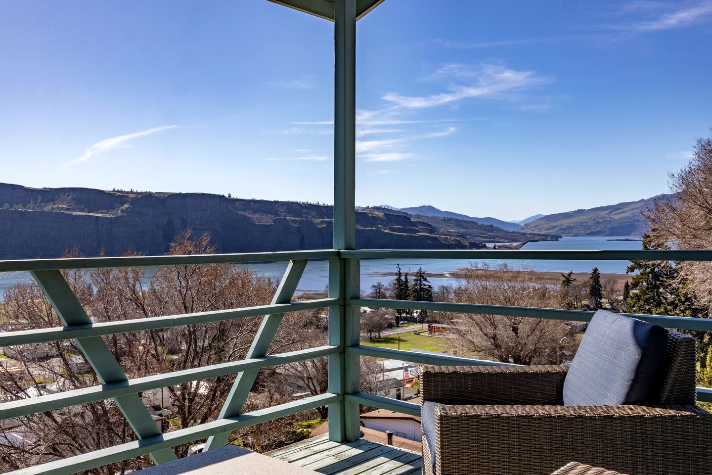 Stunning Contemporary Vacation Rental Overlooking the Columbia Gorge River in Lyle, Washington