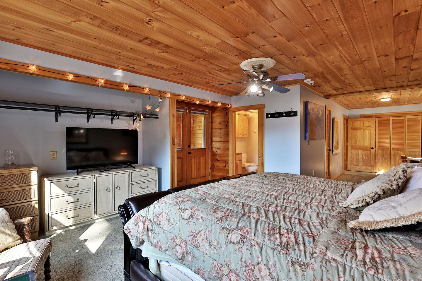 Enchanting Mountain Cabin Escape with Hot-Tub with Sensational Views of the Rolling Landscapes of Killington, Vermont