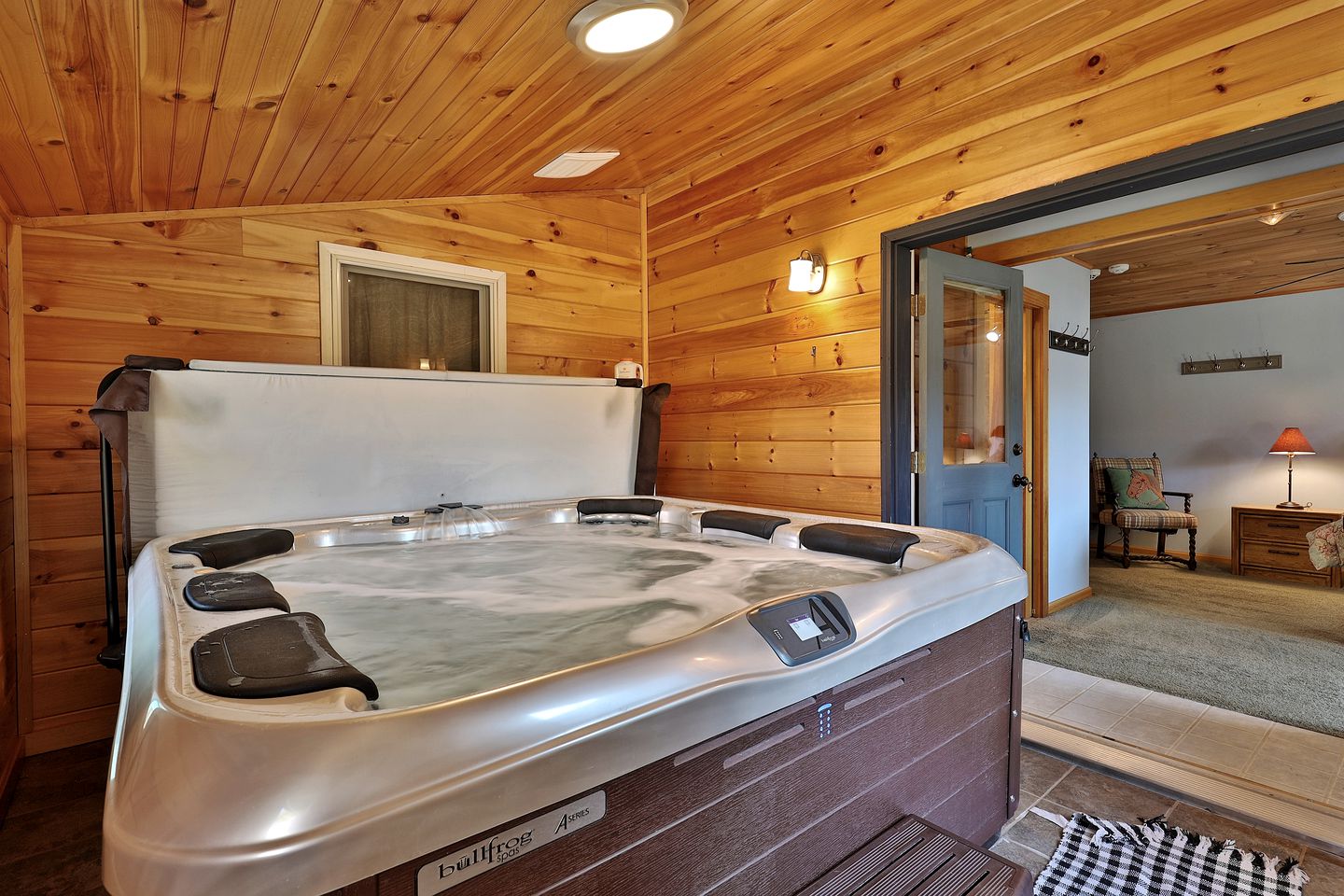 Enchanting Mountain Cabin Escape with Hot-Tub with Sensational Views of the Rolling Landscapes of Killington, Vermont