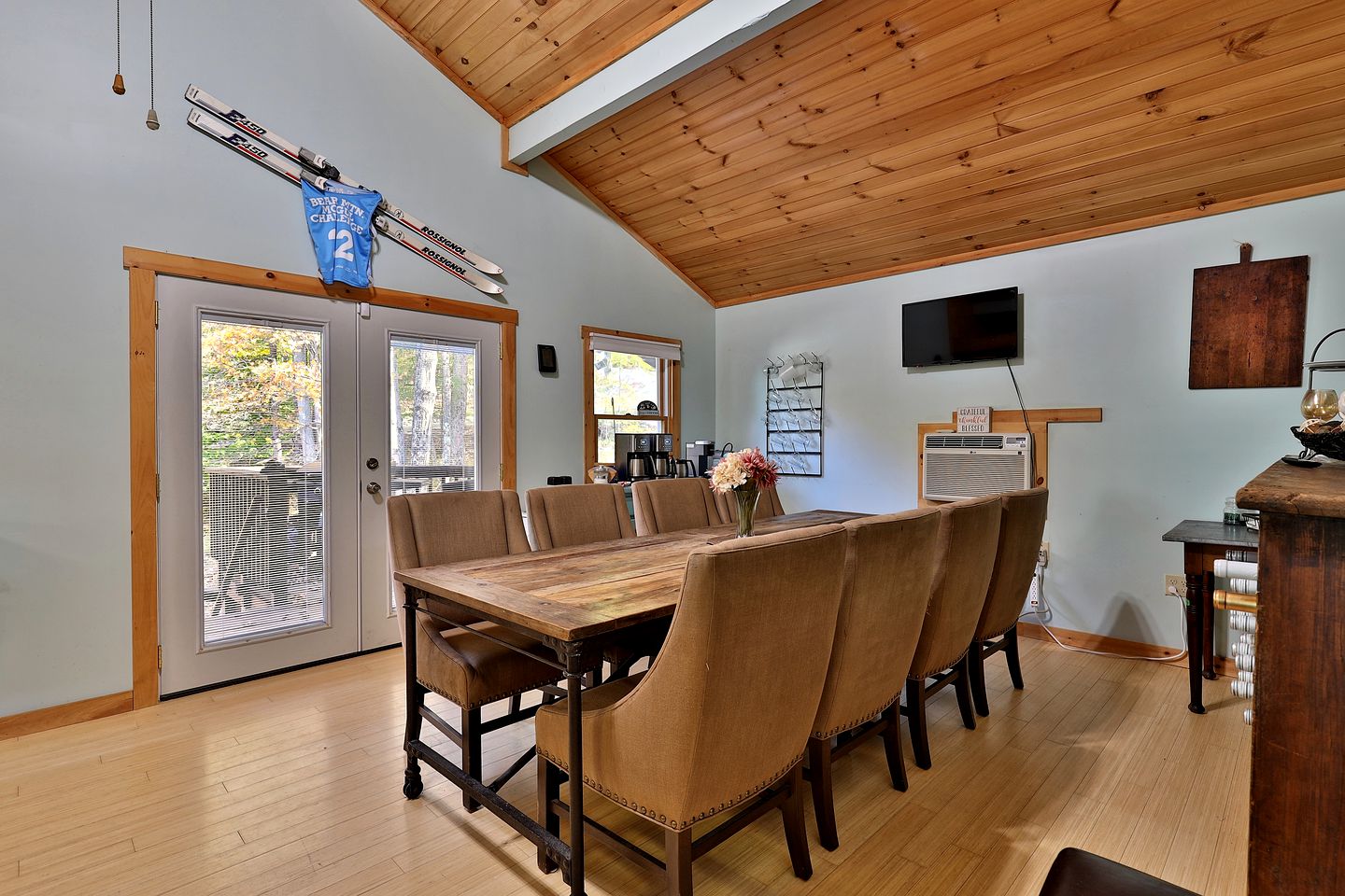 Enchanting Mountain Cabin Escape with Hot-Tub with Sensational Views of the Rolling Landscapes of Killington, Vermont