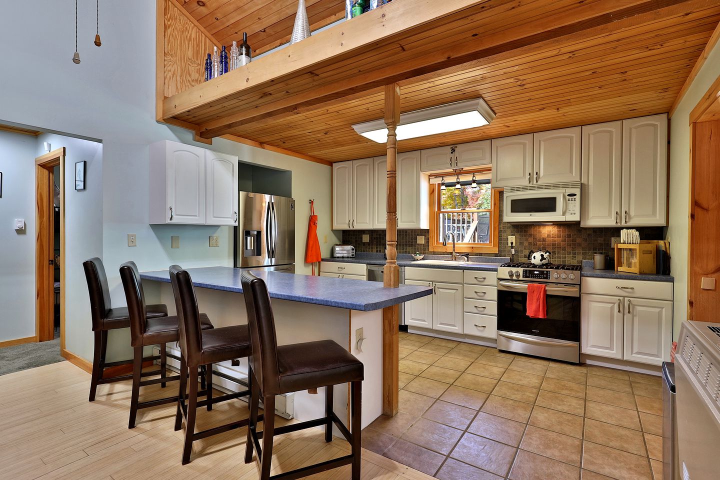 Enchanting Mountain Cabin Escape with Hot-Tub with Sensational Views of the Rolling Landscapes of Killington, Vermont