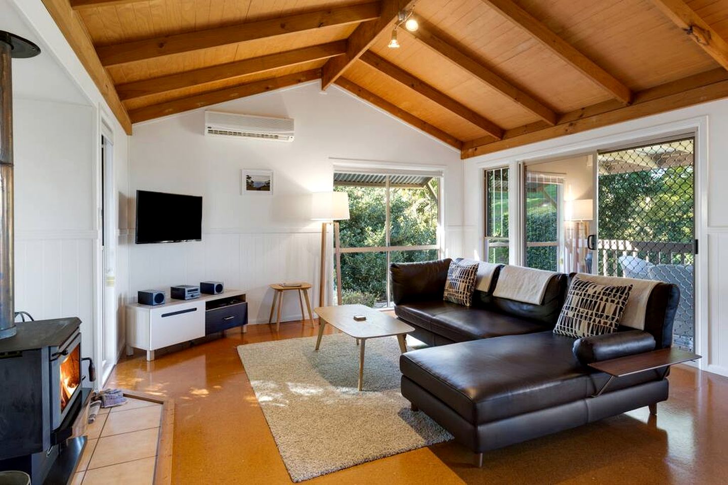 Cosy Swedish-Style Mountain Chalet with Valley Views near Ravensbourne National Park, Queensland