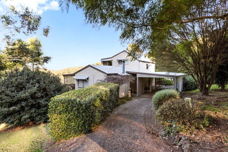Cosy Swedish-Style Mountain Chalet with Valley Views near Ravensbourne National Park, Queensland