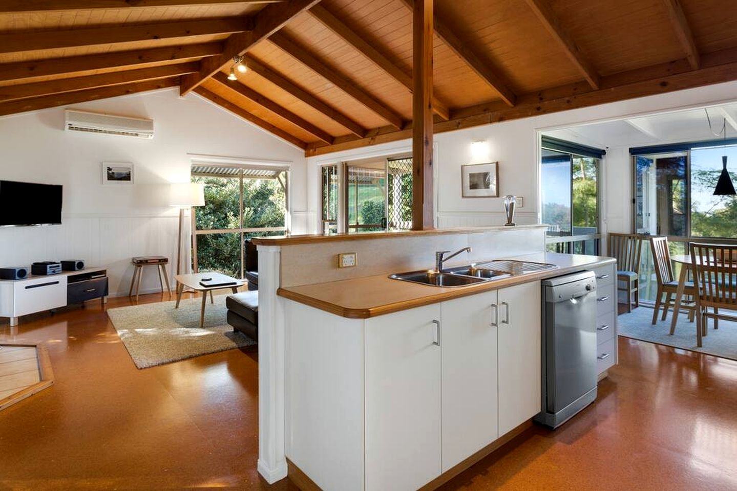 Cosy Swedish-Style Mountain Chalet with Valley Views near Ravensbourne National Park, Queensland