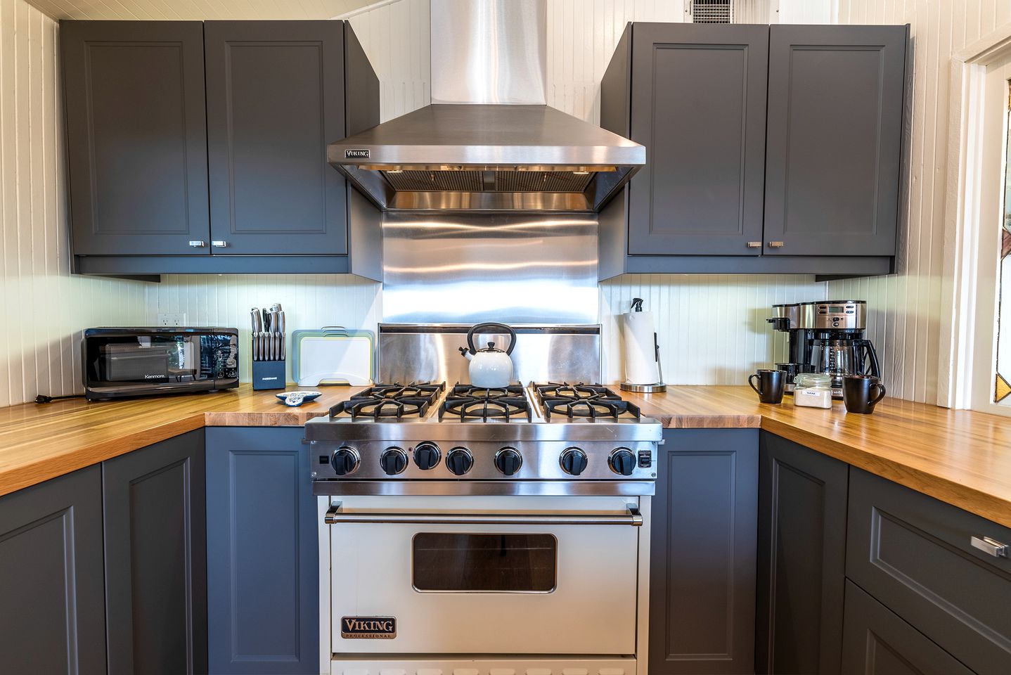Gorgeous Coastal Cottage with Private Hot Tub in Bodega Bay, Perfect for a Weekend Escape by the Sea