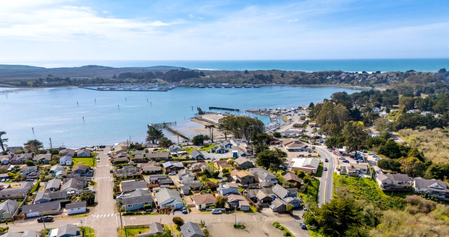 Gorgeous Coastal Cottage with Private Hot Tub in Bodega Bay, Perfect for a Weekend Escape by the Sea